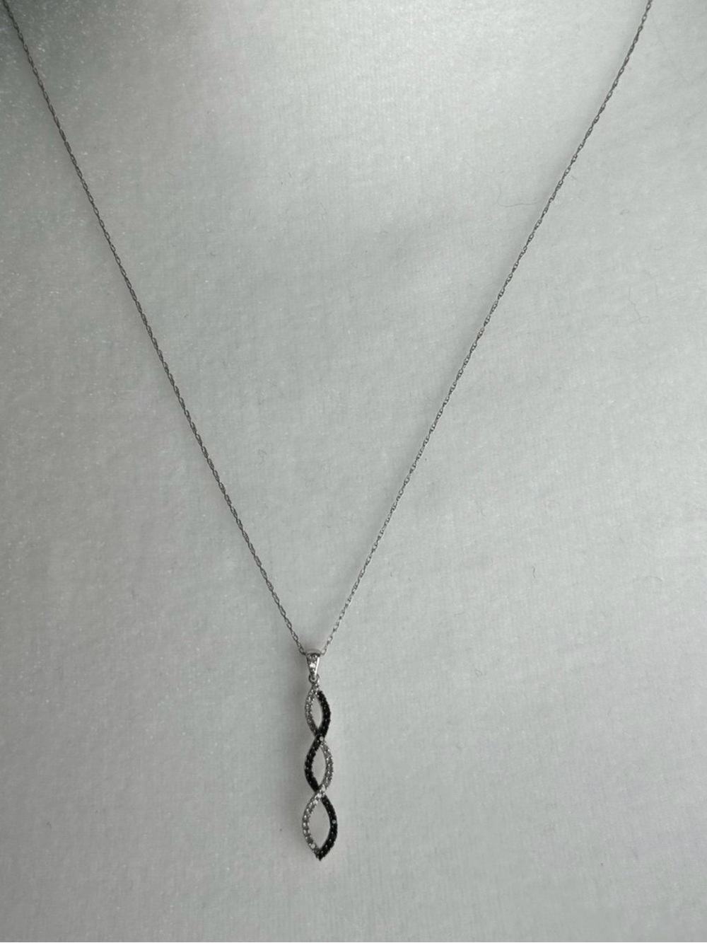 Elegant solid 10k white gold black/white diamond Twisted Drop Pendant Necklace
